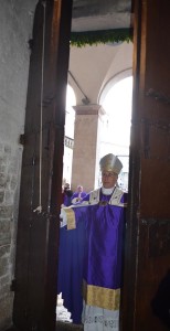 Vescovo apre Porta Santa-1