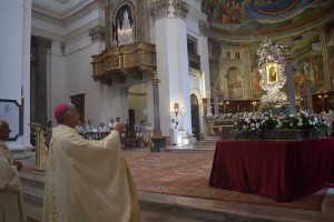 Assunta 2017_Arcivescovo incensa Icone