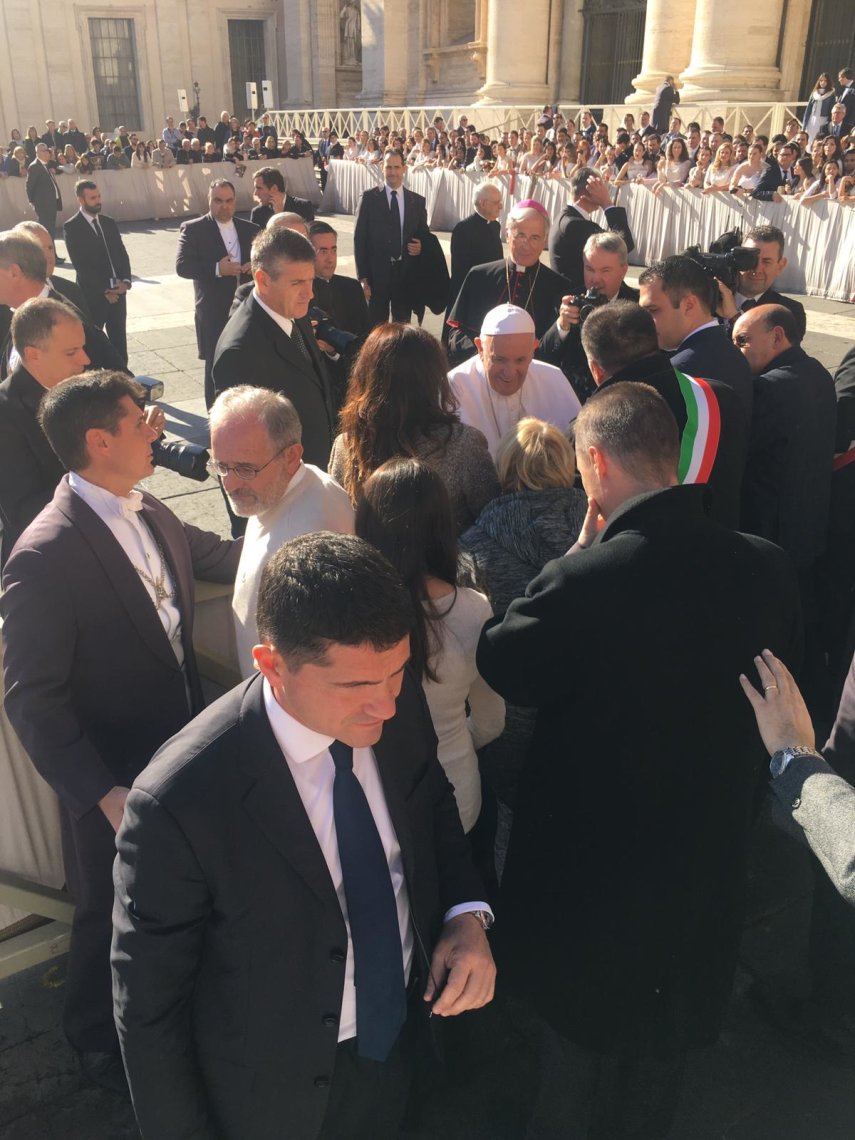 Papa saluta sindaco Cascia e donne laboratorio speranza 1